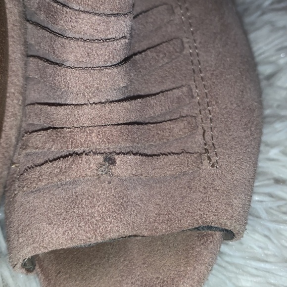 Vince CAMUTO Beige Suede Leather Janessa Peep Toe Heels Size 8 With Tassels - Picture 8 of 12